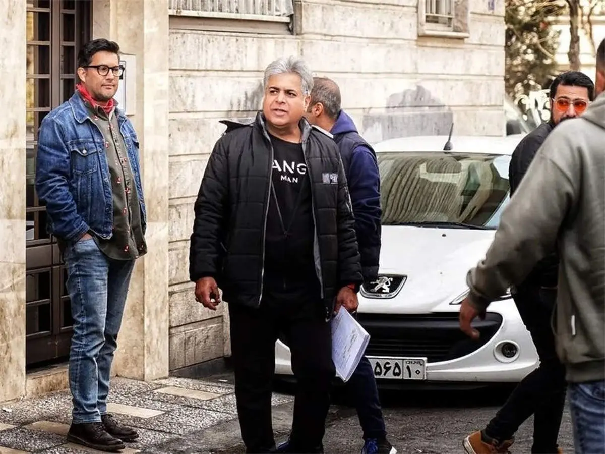 حامد بهداد با «عینک قرمز» به میآید