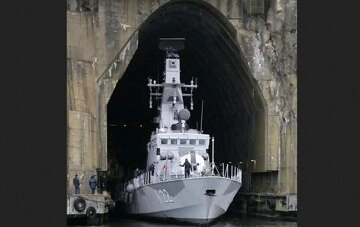 رونمایی از ناو موشکانداز در غار / عکس