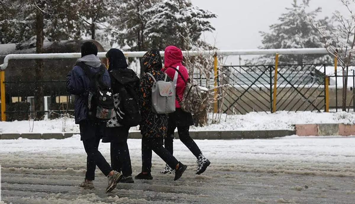 برف سنگینِ اردبیل مدارس را تعطیل کرد