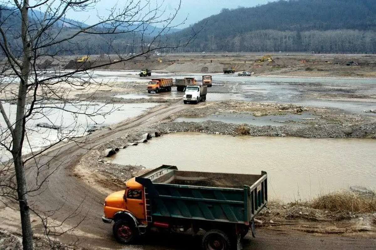 توقف برداشت غیرمجاز از بستر دریاچه ارومیه با اقدام فوری محیط‌بانان