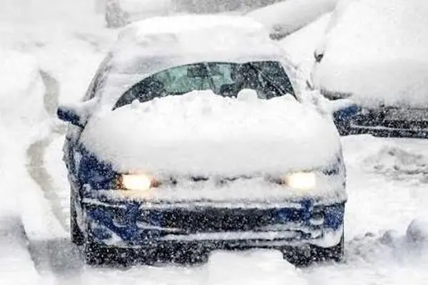 ببینید/ گرفتار شدن دهها خودرو ناشی از بارش برف مرز تمرچین