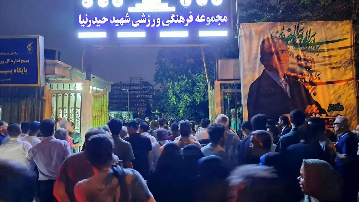 ورزشگاه حیدرنیا به روی هواداران پزشکیان باز شد