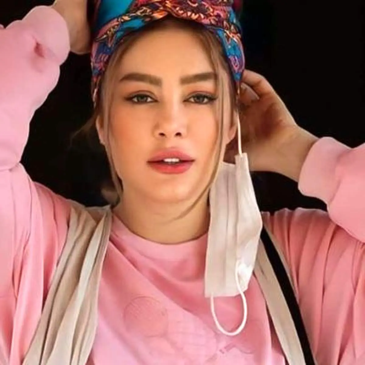 سحر قریشی با چهره متفاوت در طلافروشی شاهرخ استخری/ عکس