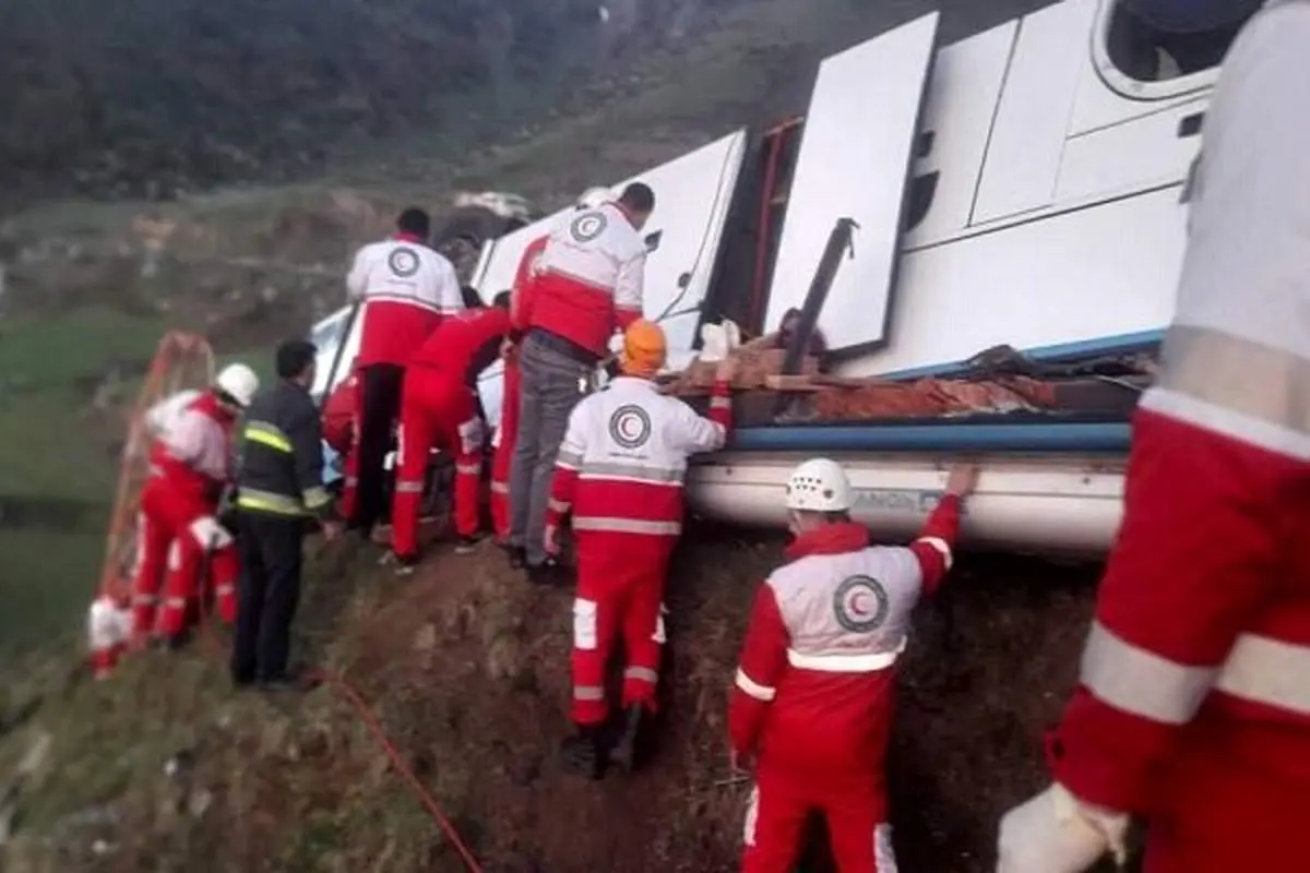 ۵ فوتی در واژگونی هولناک اتوبوس در گردنه حیران/ فیلم