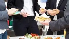 ببینید/ صبحانه خوردن در اداره ممنوع شد!