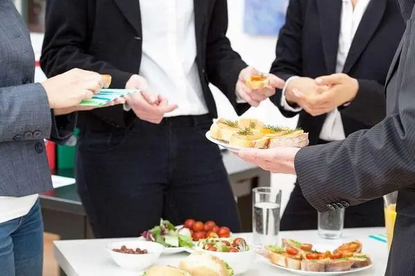 ببینید/ صبحانه خوردن در اداره ممنوع شد!