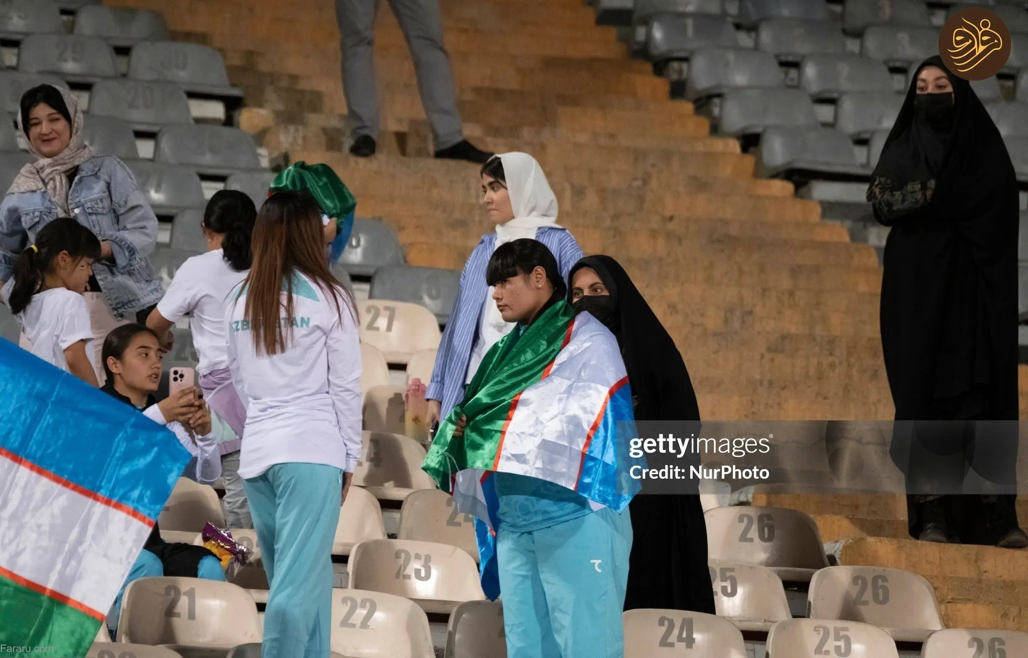 تذکر رعایت حجاب به تماشاگران ازبکستانی در ورزشگاه آزادی/ عکس
