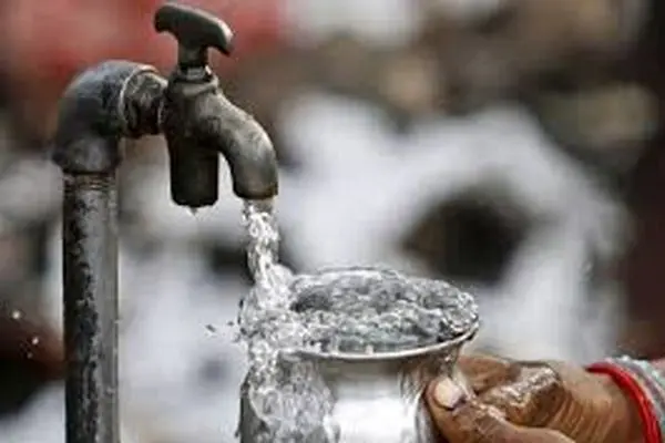 ۴ فایده جالب نوشیدن آب گرم