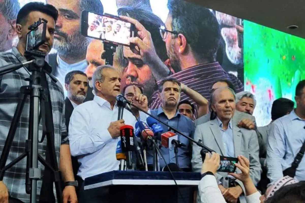 مسعود پزشکیان در مشهد:  نمی‌گذارم کسی را به خاطر عقیده‌ اش اخراج کنند/ دوست دارم صدای شما را در کشور بلند اعلام کنم