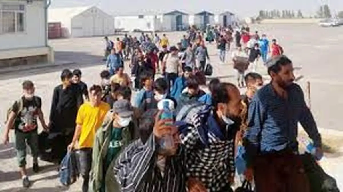 توزیع پول و غذا بین مهاجران افغان توسط طالبان+عکس