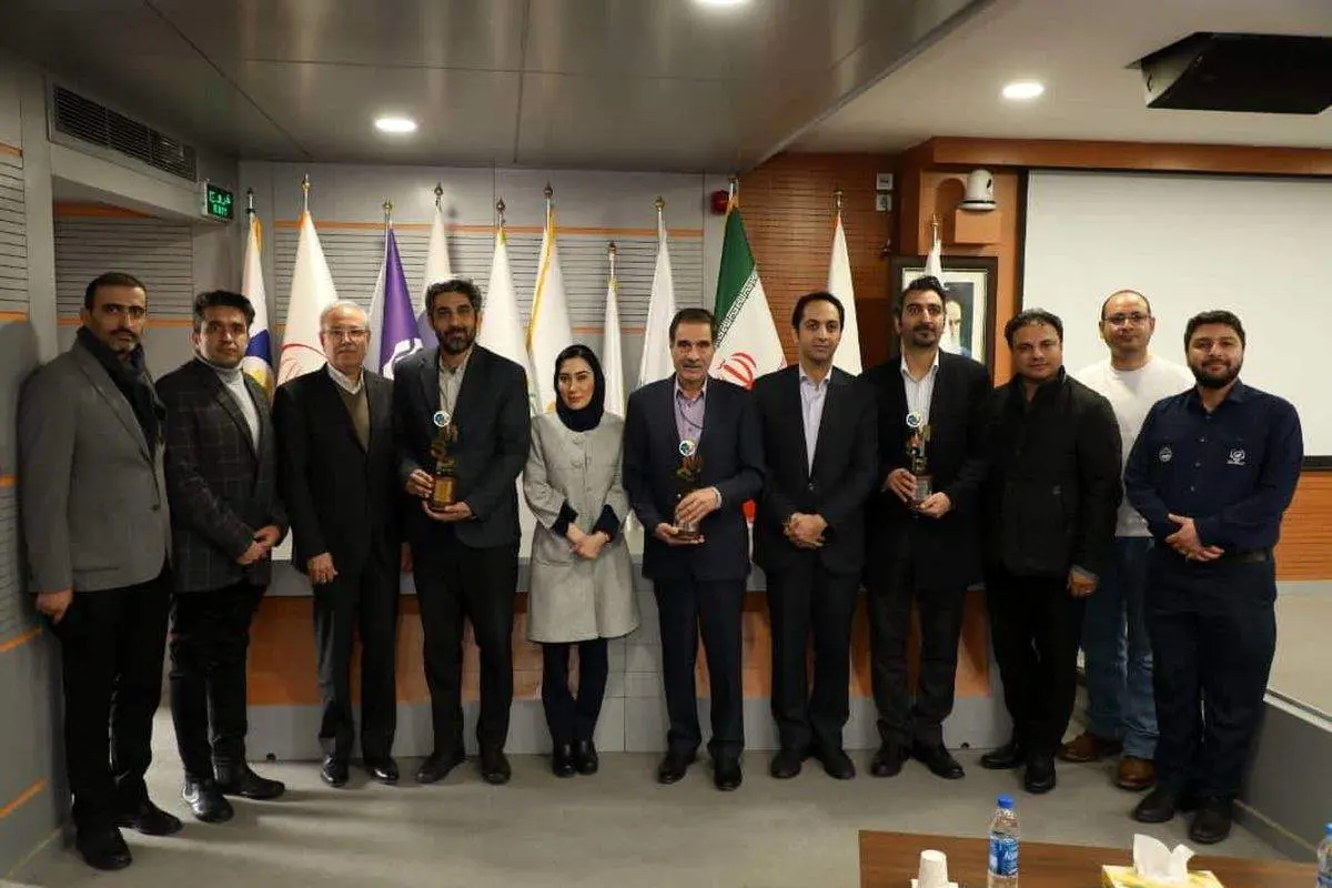 اعطای تندیس زرین جایزه مسئولیت اجتماعی مدیریت به شرکت میدکو