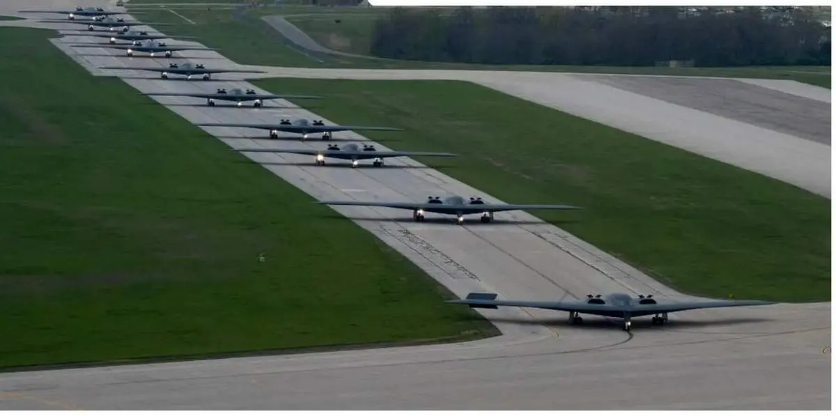 جنگندهای که ۱۶ بمب هستهای یک تنی را حمل میکند! / عکس