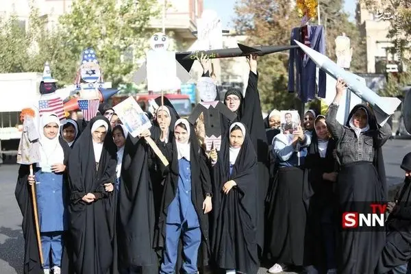 تصاویر دختران دهه نودی‌ در راهپیمایی ۱۳ آبان