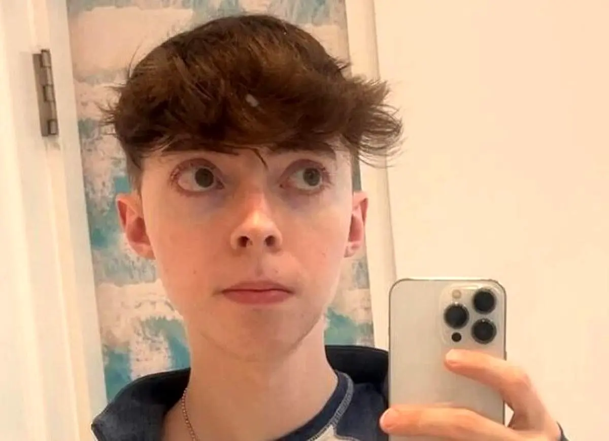 مرد ۳۵ سالهای که شبیه نوجوانان ۱۵ ساله است