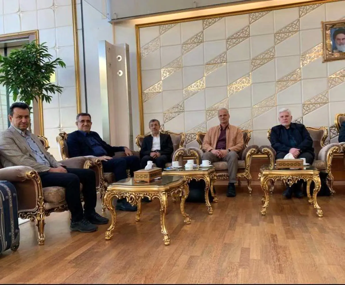 احمدی نژاد در مسیر مجارستان به استانبول رسید/ عکس