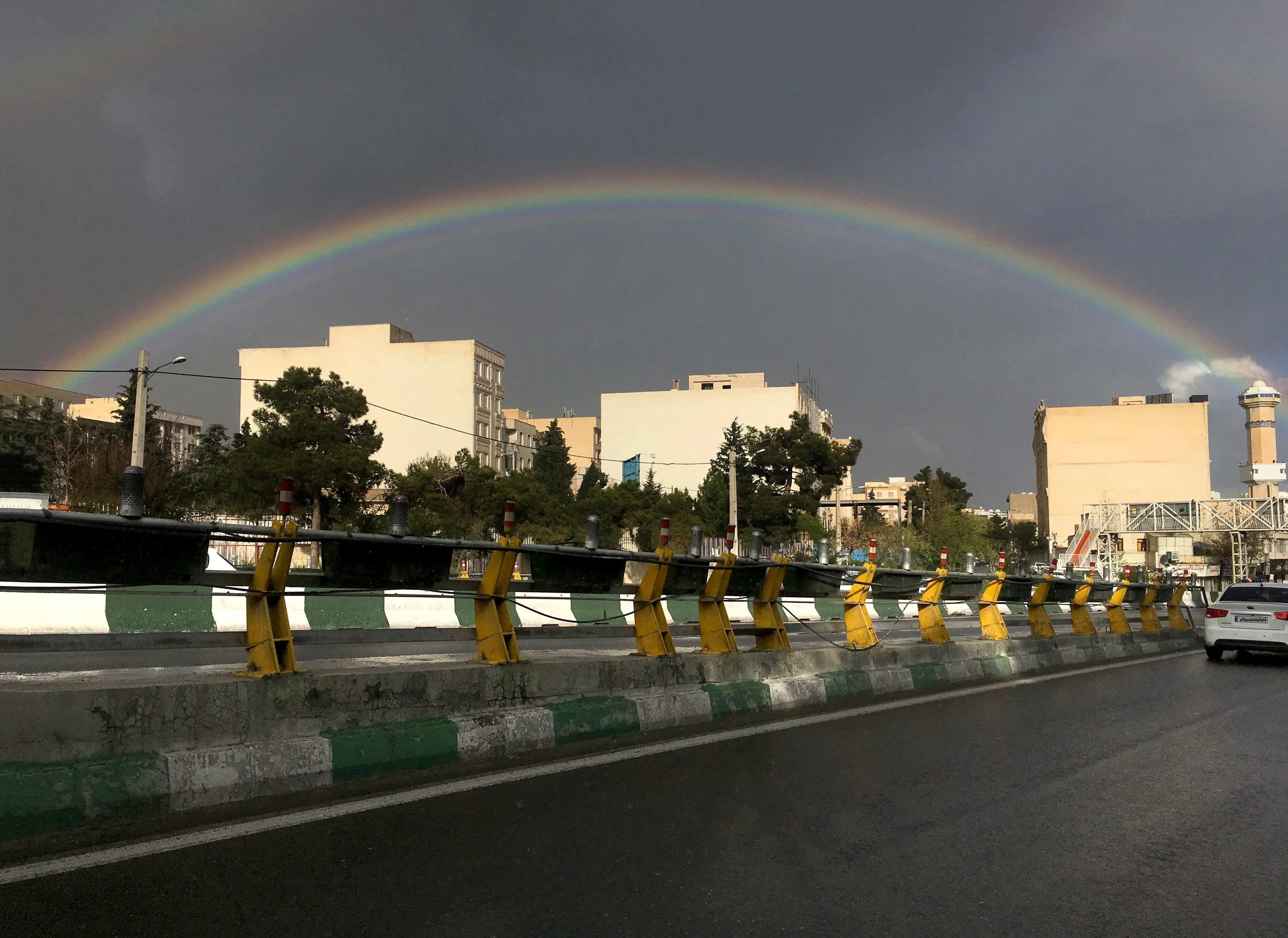 آسمان رنگین کمانی امروز تهران/ عکس