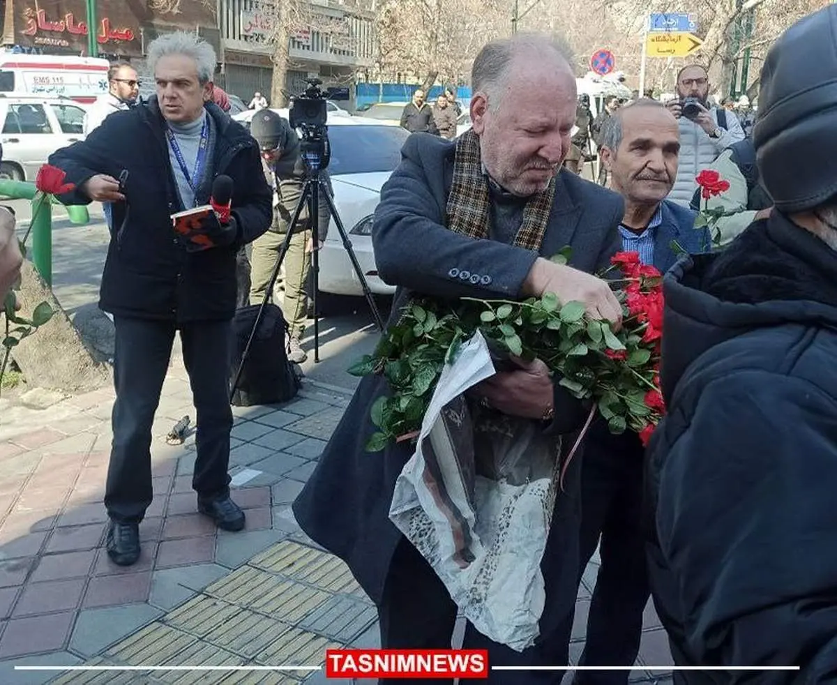 اقدام جالب  یک شهروند مقابل حسینیه ارشاد/ عکس