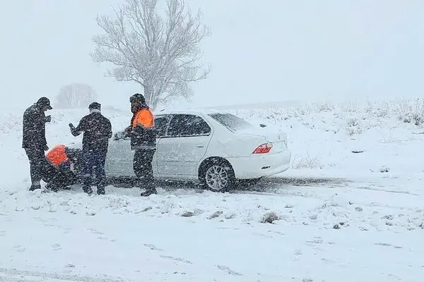 جاده ها برفی و لغزنده/ هشدار بارش برف یک متری در این منطقه