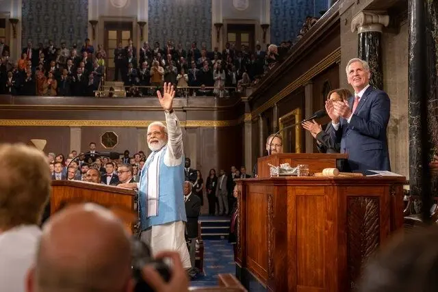 ببینید | صف کشیدن اعضای کنگره آمریکا برای گرفتن سلفی با نخست وزیر هند
