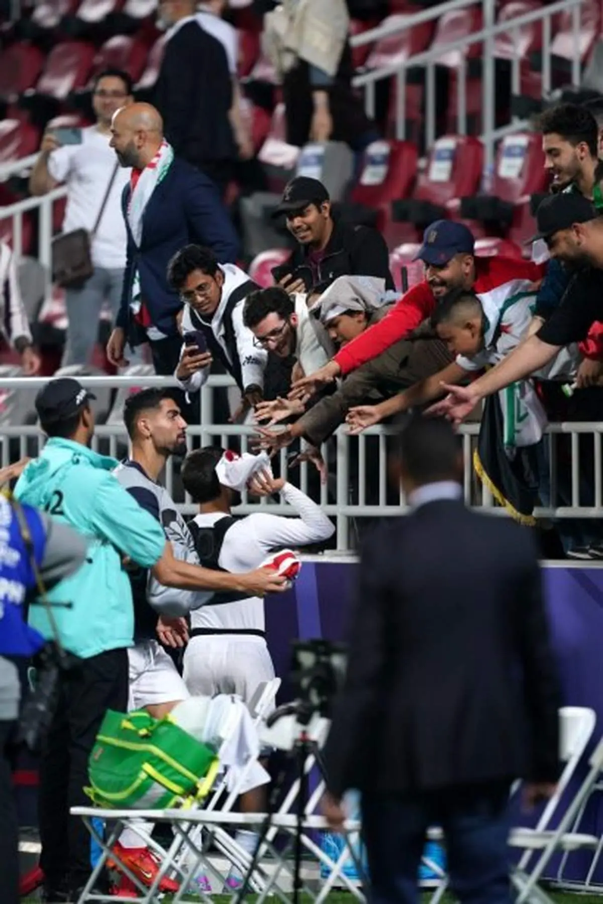 این ملی پوش به سوری ها لباس داد