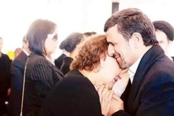 یادآوری دلداری دادن احمدی نژاد به مادر هوگو چاوز 
