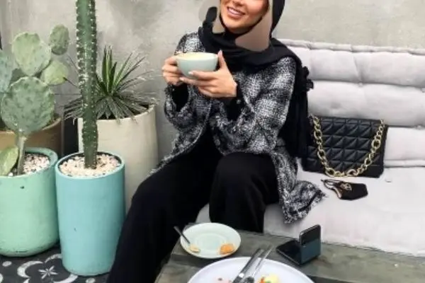 مینا مختاری و لحظه‌ای آرام در میان برگ‌های سبز کافه مورد علاقه/ عکس