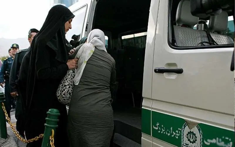 ببینید | دستگیری یک فعال مجازی به دلیل انتشار توئیت علیه حجاب