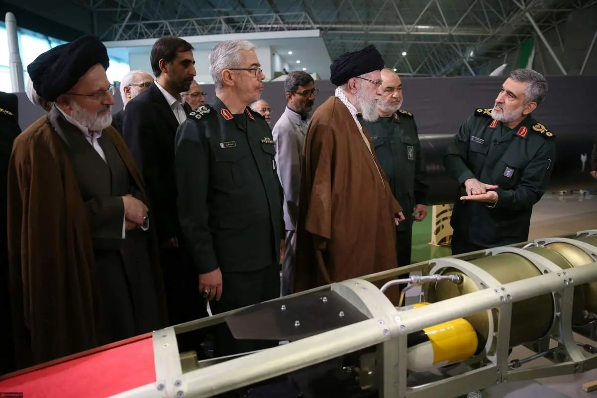 دو عکس متفاوت از رهبری در کنار موشک های سپاه+عکس