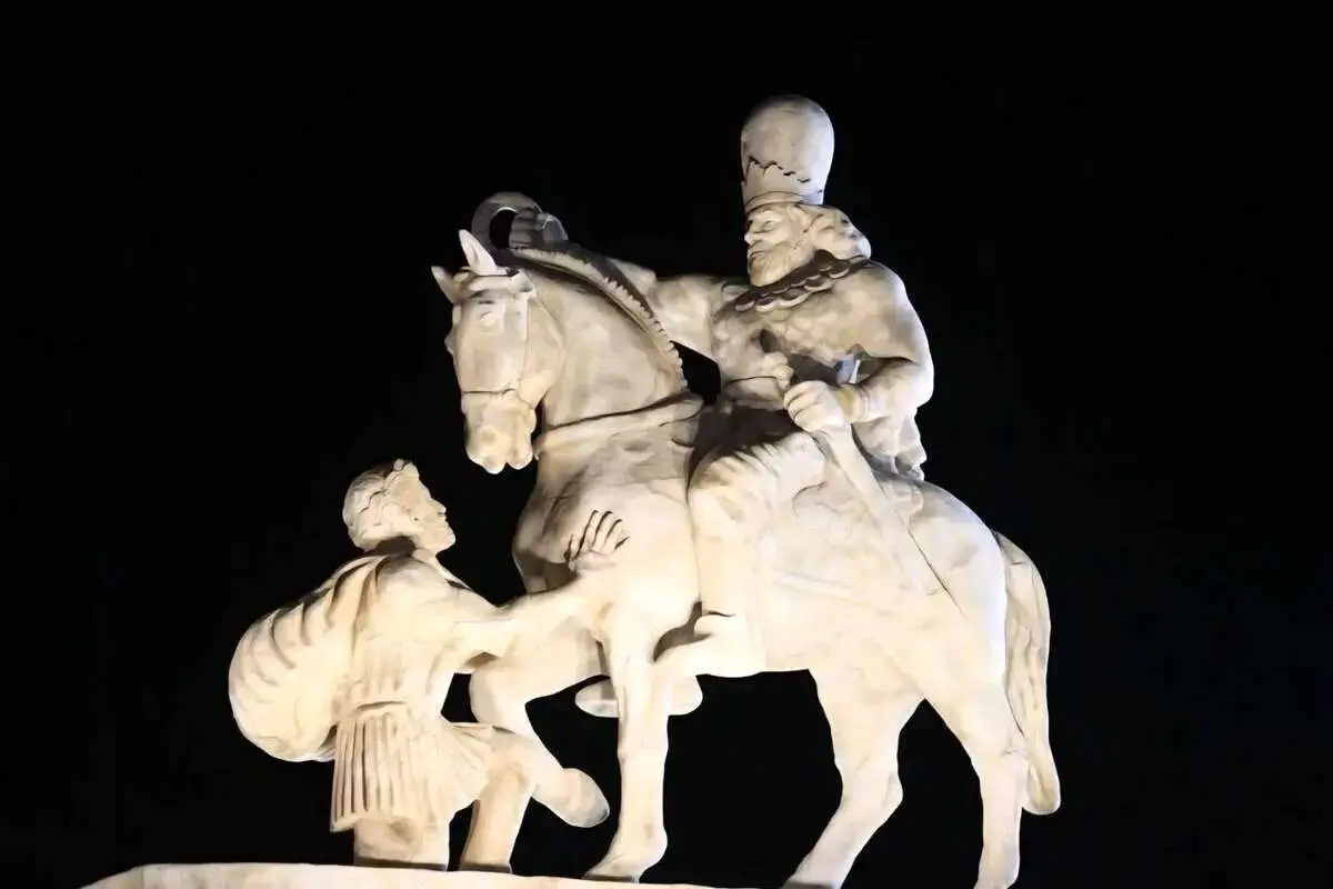 انتقال مجسمه والرین به فرودگاه مهرآباد