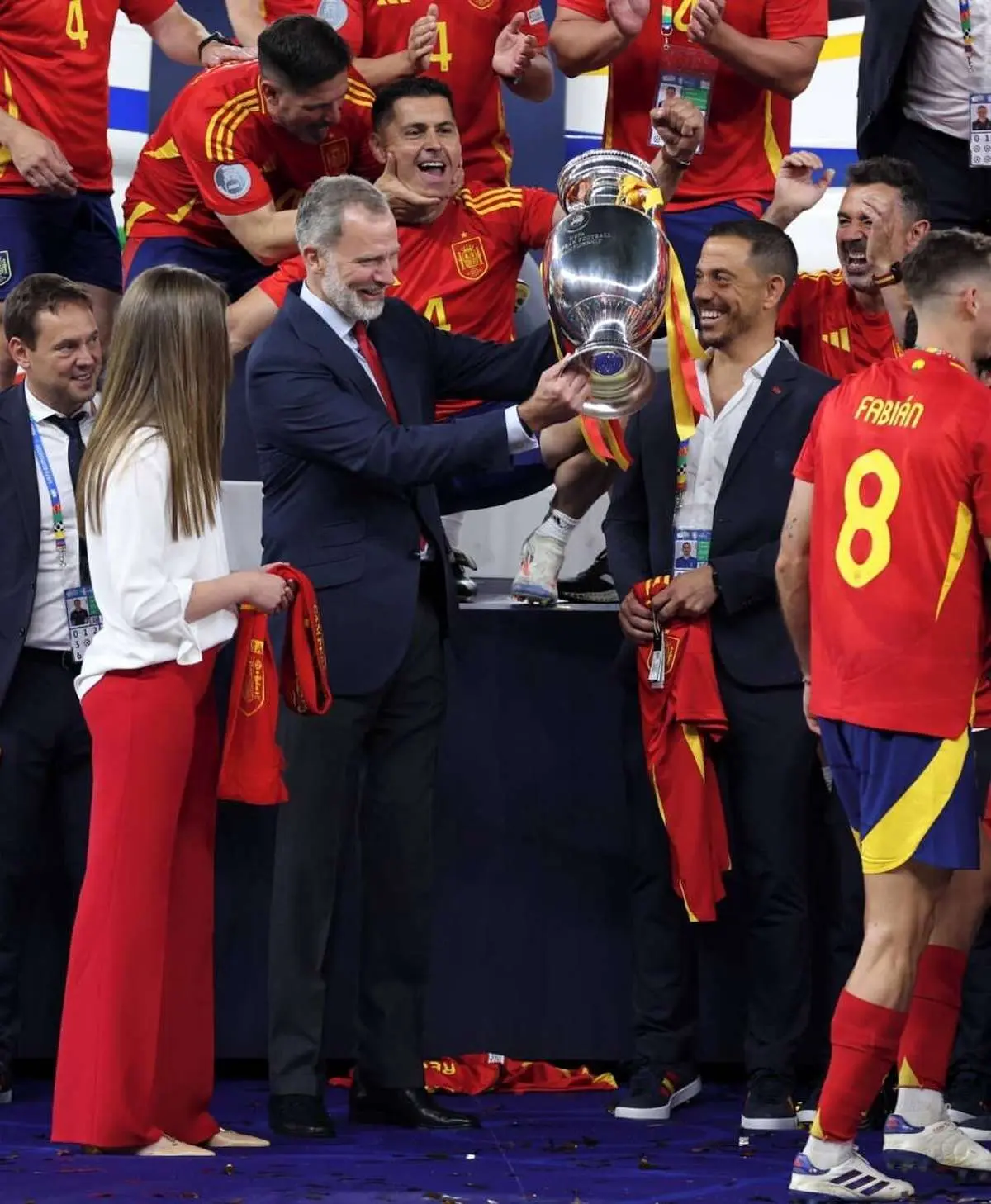  پادشاه اسپانیا و دخترش در جشن قهرمانی یورو 2024