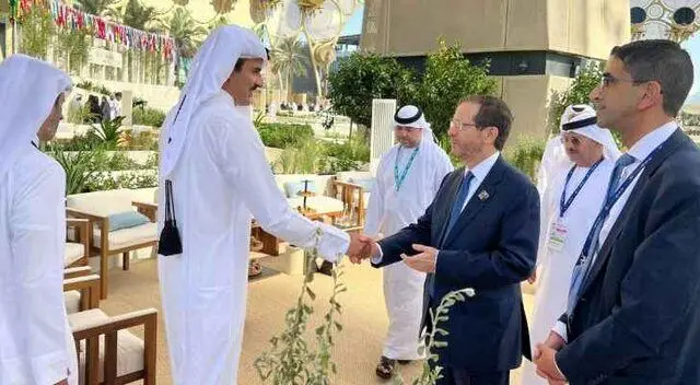 امیر قطر با رئیس اسرائیل دست داد/ عکس