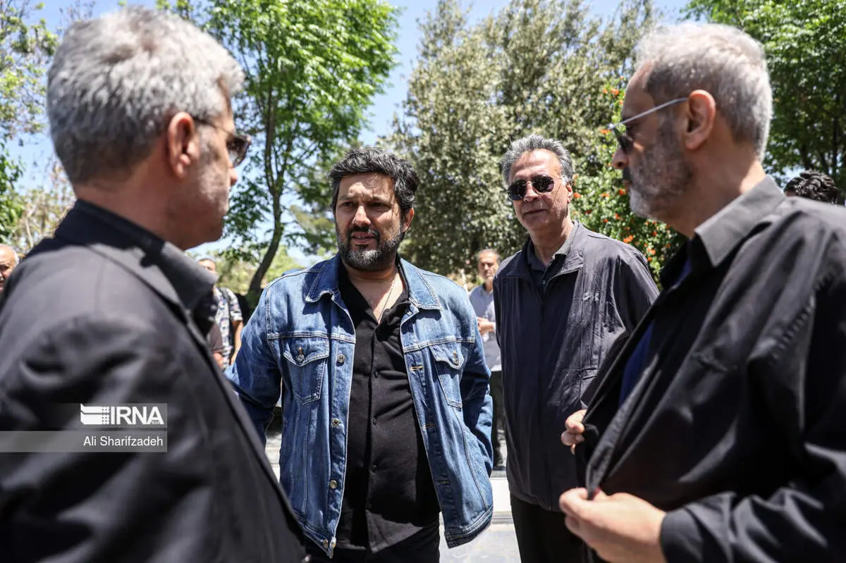 درگیری حامد بهداد در مراسم تشییع زری خوشکام/ فیلم