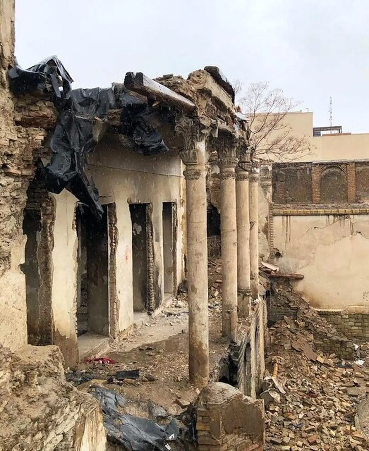 باز هم بیتوجهی مسئولان میراث فرهنگی؛ نابودی تاج عمارت «امینلشکر»+ عکس