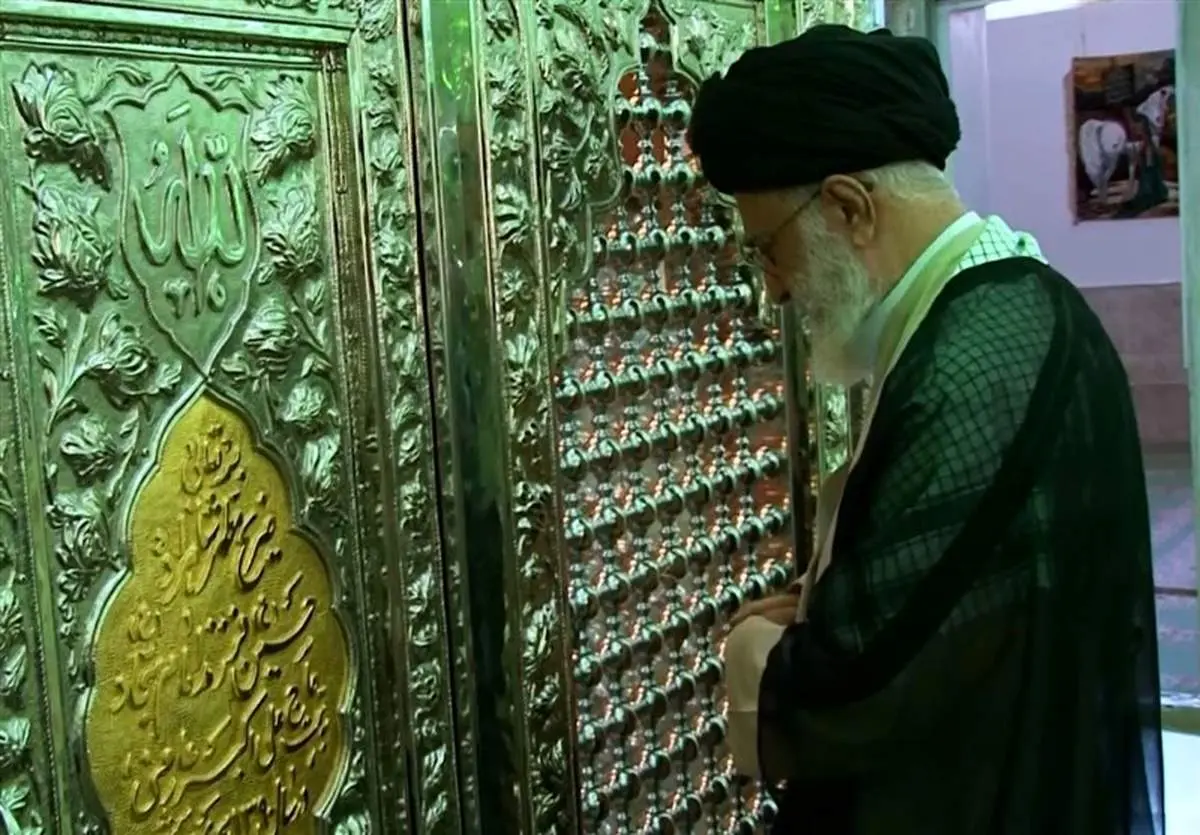 تشرف خانوادگی رهبر انقلاب با اتوبوس به امامزاده علی بن محمد باقر(ع) / فیلم