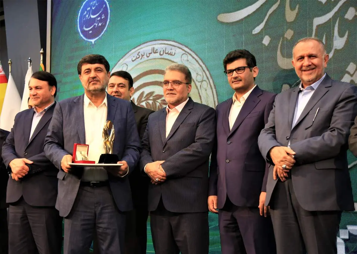 اعطای نشان عالی برکت به مدیرعامل بانک پارسیان/ تقدیر رئیسکل بانک مرکزی از حمایتهای بانک پارسیان در رونق تولید و اشتغالزایی