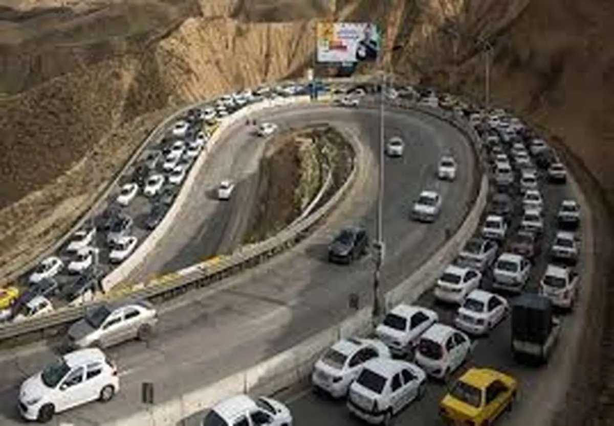 ترافیک نیمه سنگین در جاده هراز/ چالوس و آزادراه تهران - شمال؛ همچنان یکطرفه