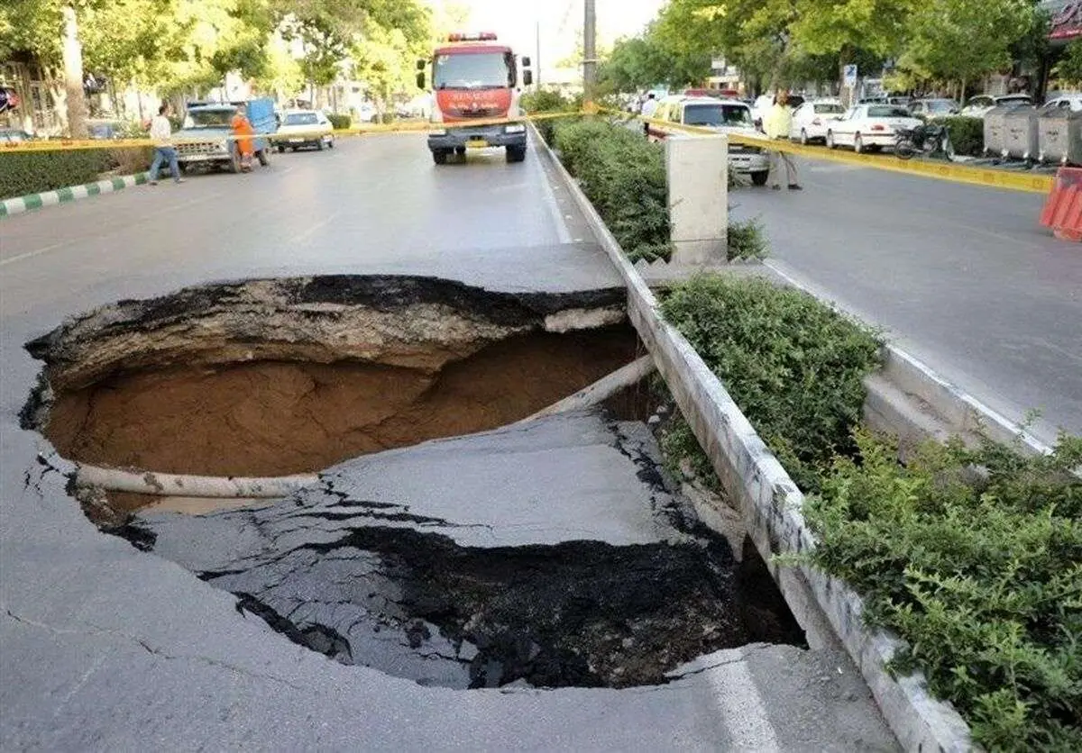 فرونشست زمین در بیش از ۴۰۰ شهر ایران/ آسیب به زیرساخت‌ها و آثار تاریخی