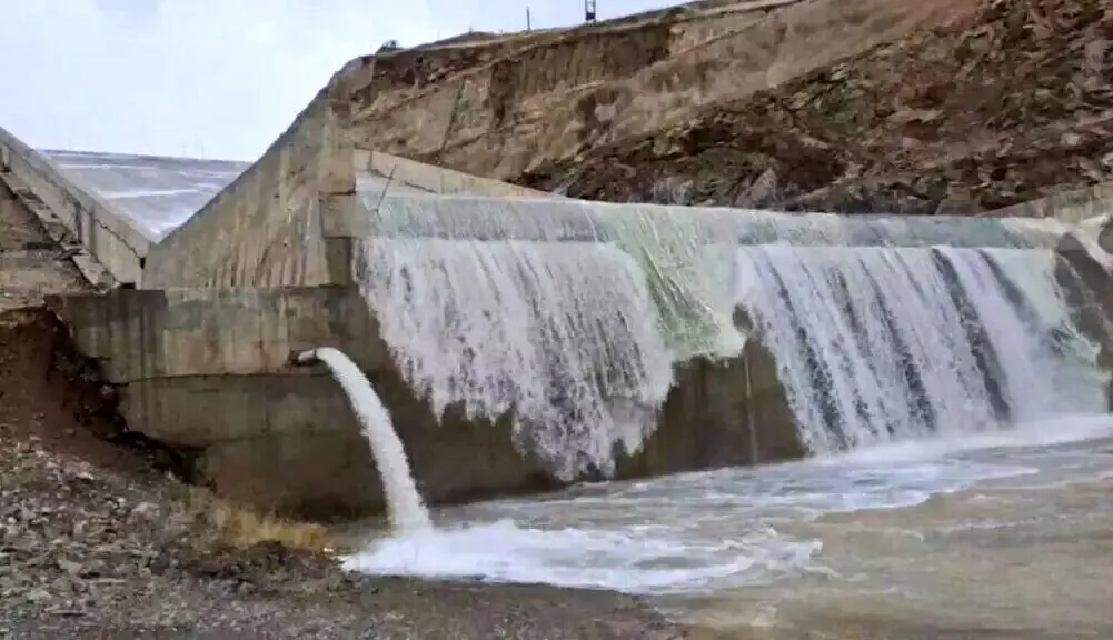 سدی که پس از چند سال، پرآب و سرریز شد