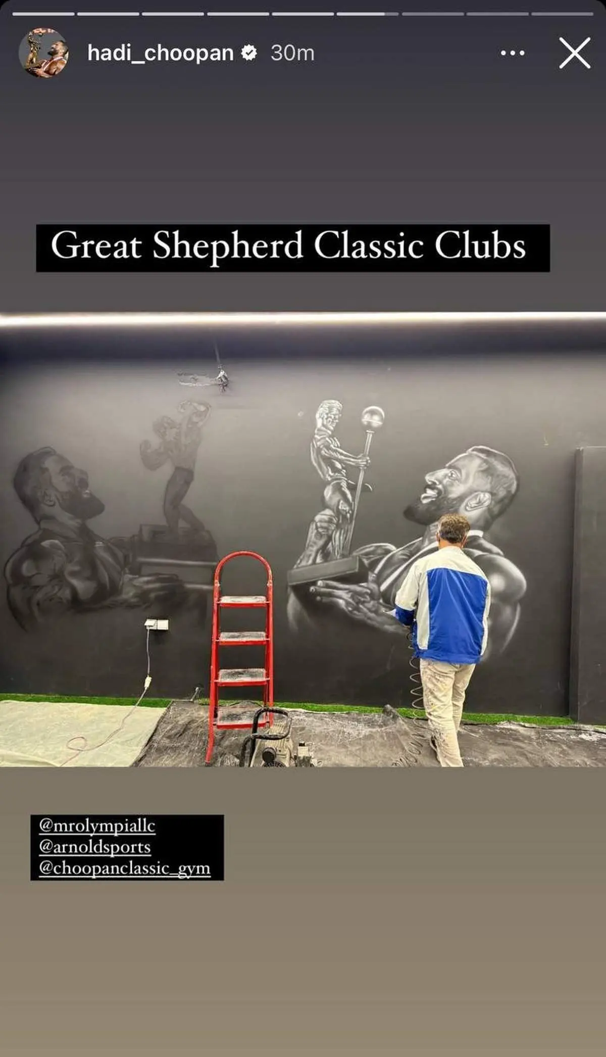 عکس/ هادی چوپان درحال تماشای نقاشی خودش