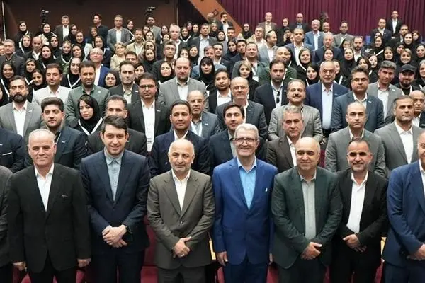 مدیرعامل بیمه دی: نقش شبکه فروش در توسعه فرهنگ بیمه بی‌بدیل است / ۵۳ همت فروش؛ بیمه دی در مسیر افتخار

