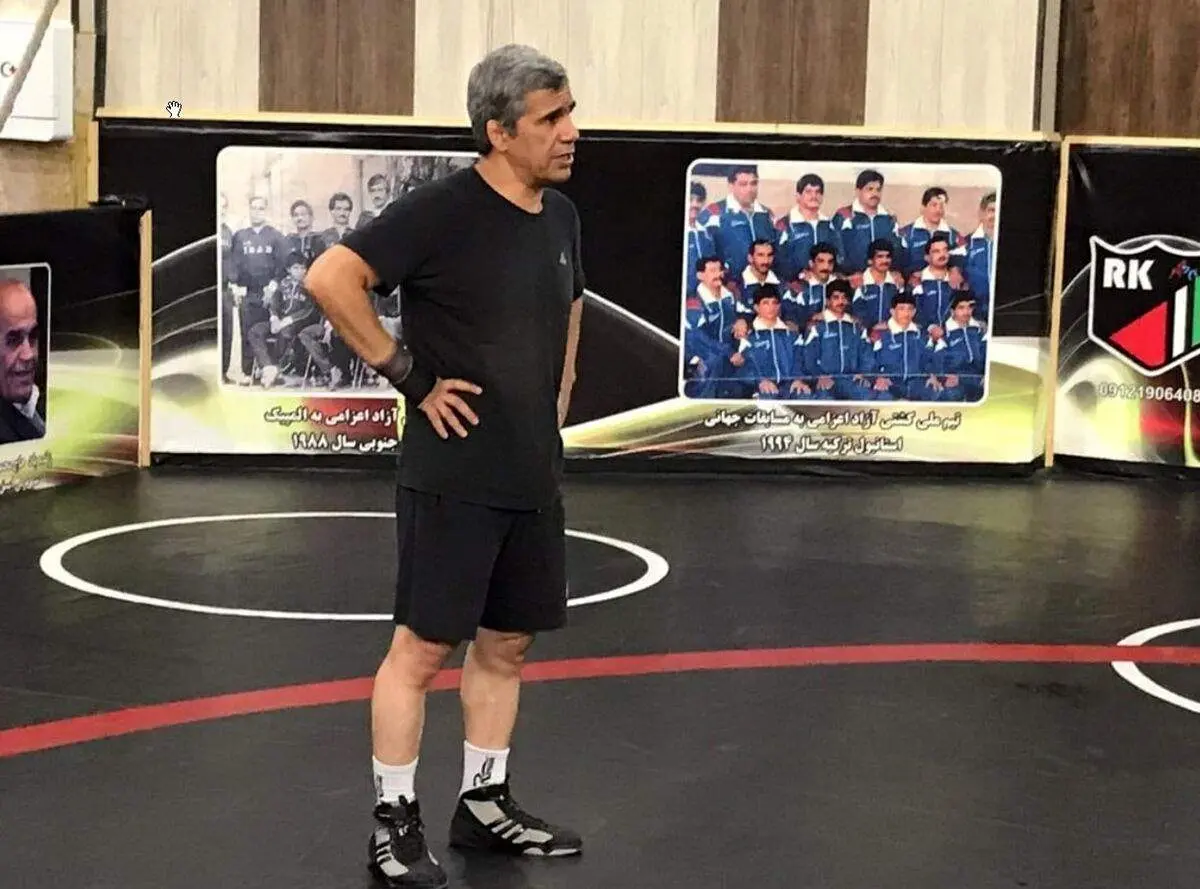 لحن گفتار علیرضا دبیر، همه را آزار میدهد