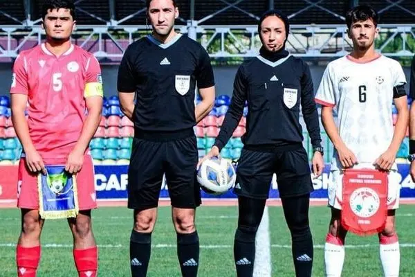 قضاوت اولین داور زن ایرانی در فوتبال مردان/ عکس