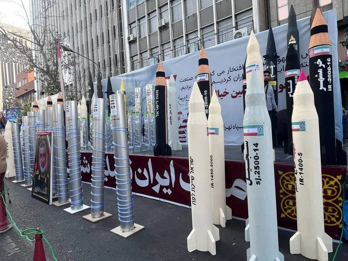 نمایش انواع موشک‌ها و سانتریفیوژها در حاشیه راهپیمایی ۱۳ آبان