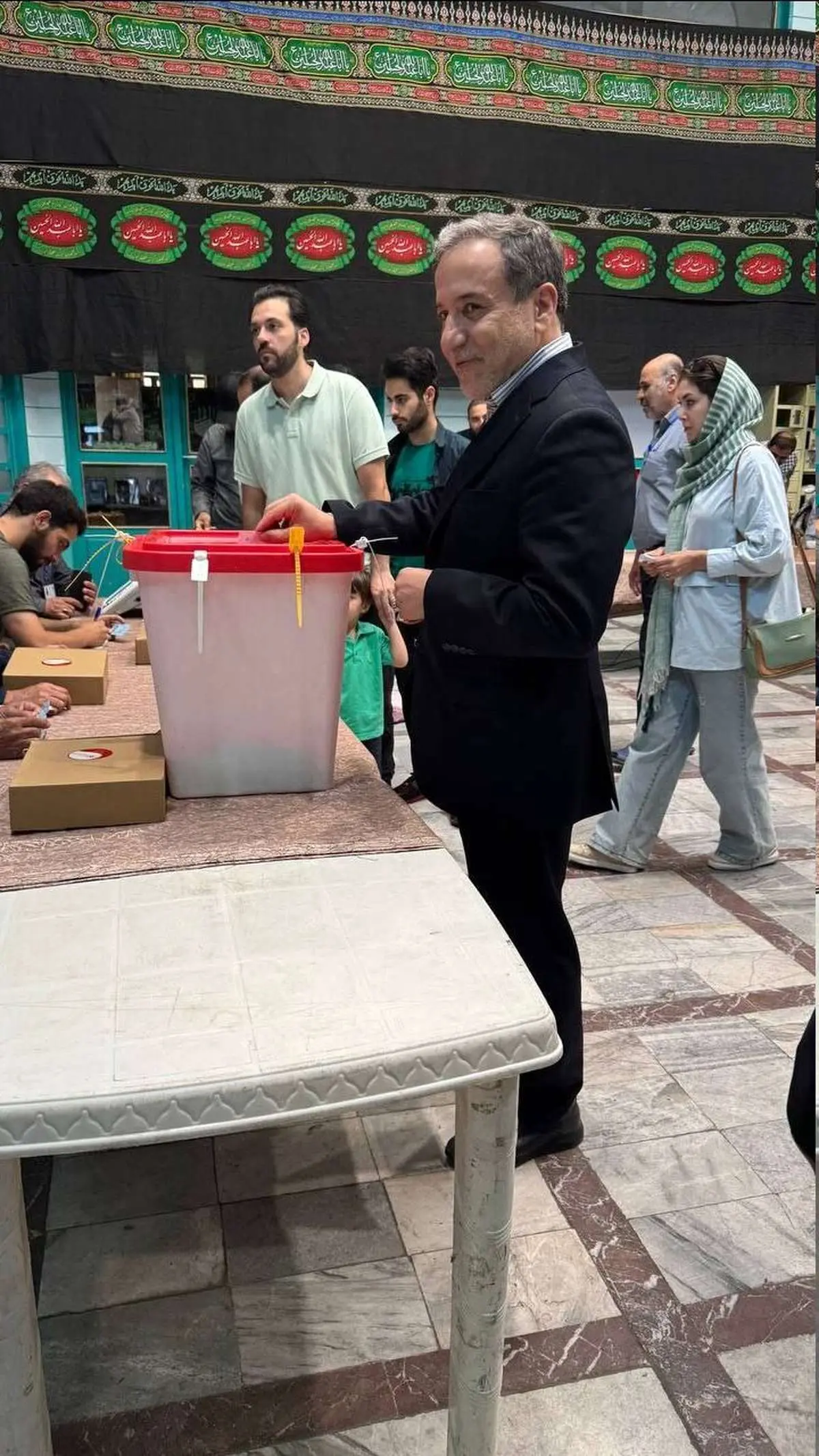 سید عباس عراقچی رای خود را به صندوق انداخت/ هیچگاه «رای من، رای تو، رای ما» تا این حد تاثیرگذار نبوده است