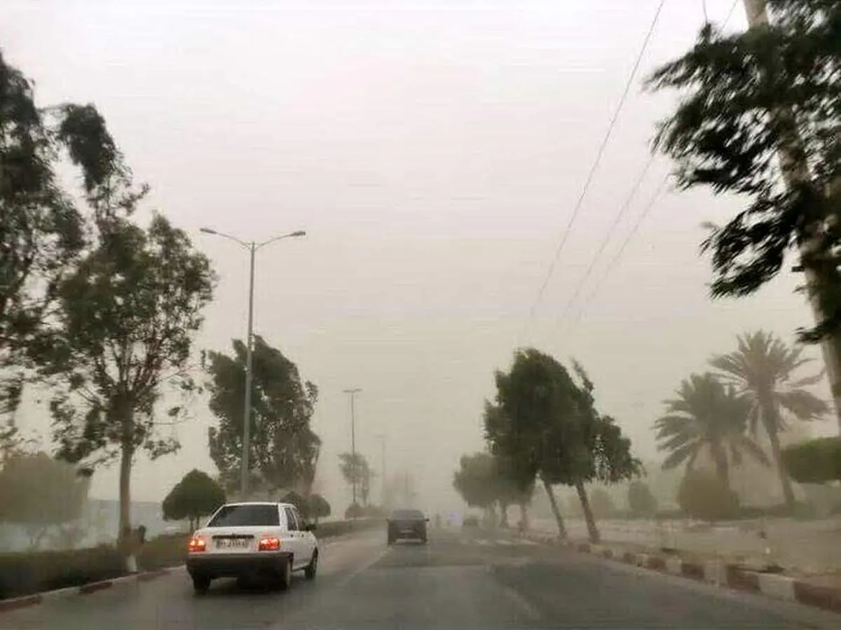 تندباد با سرعت ۸۵ کیلومتر بر ساعت قم را در مینوردد