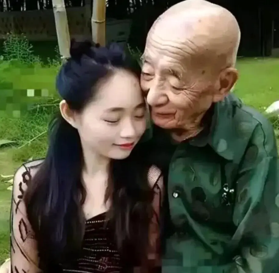 جنجال ازدواج پیرمرد ۸۰ ساله با دختر ۲۳ ساله / عکس