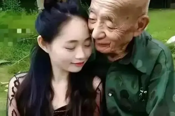 جنجال ازدواج پیرمرد ۸۰ ساله با دختر ۲۳ ساله / عکس