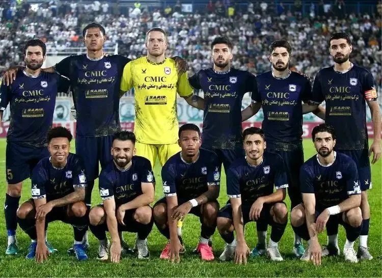 چادرملو  پوستر جنجالی را برای دیدار با استقلال حذف کرد/ عکس