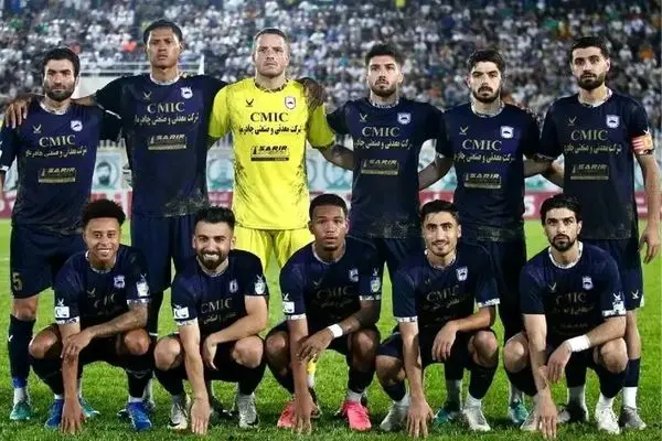 چادرملو  پوستر جنجالی را برای دیدار با استقلال حذف کرد/ عکس