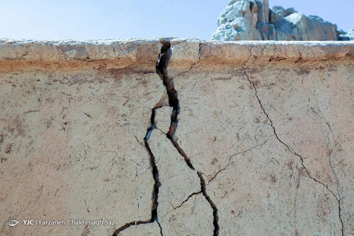  زمین در نقش رستم فرونشست